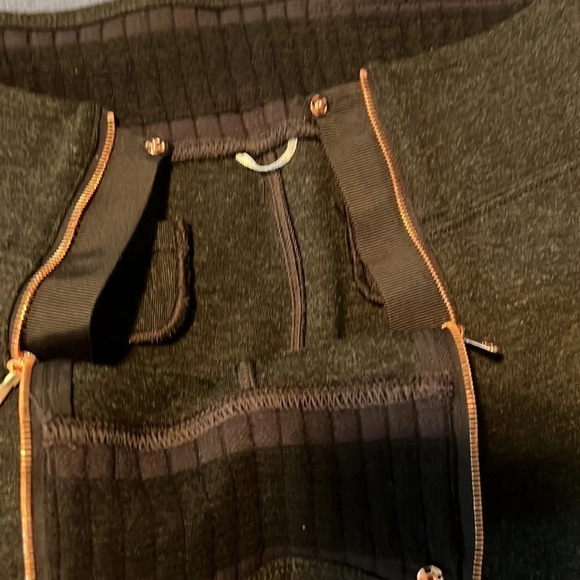 riri, Hi rise leggings w/rose goldtone  exposed zippers inner compartment pocket - Picture 7 of 7